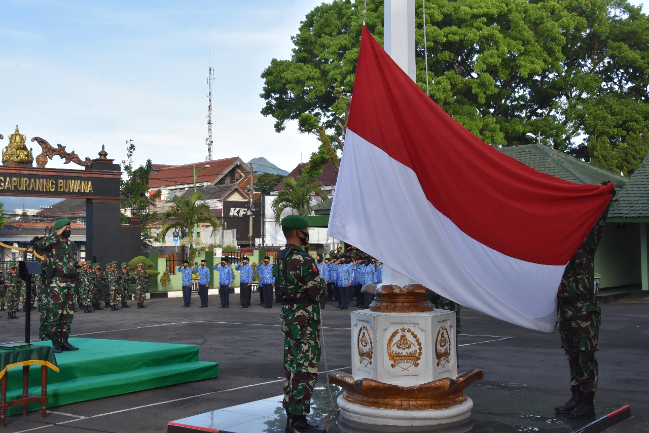 Danrem 073/Makutarama Kolonel Inf Purnomosidi, S.I.P., M.A.P., Pimpin Upacara 17 An 